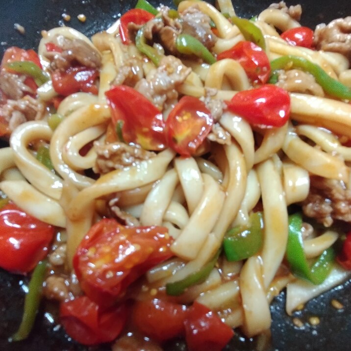 豚肉 ミニトマト ピーマンのソース焼きうどん